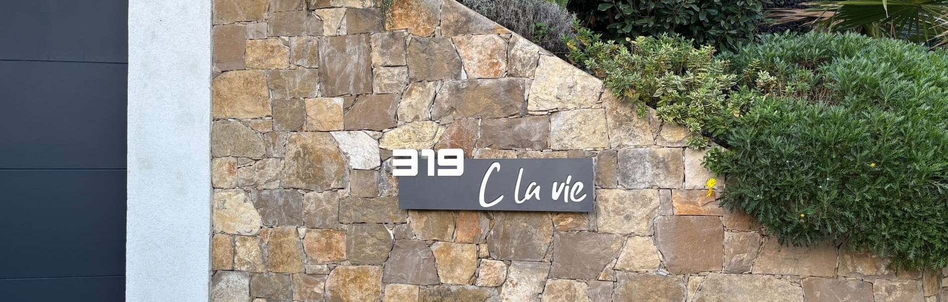 entrée d'une villa de luxe avec sa plaque créer sur mesure