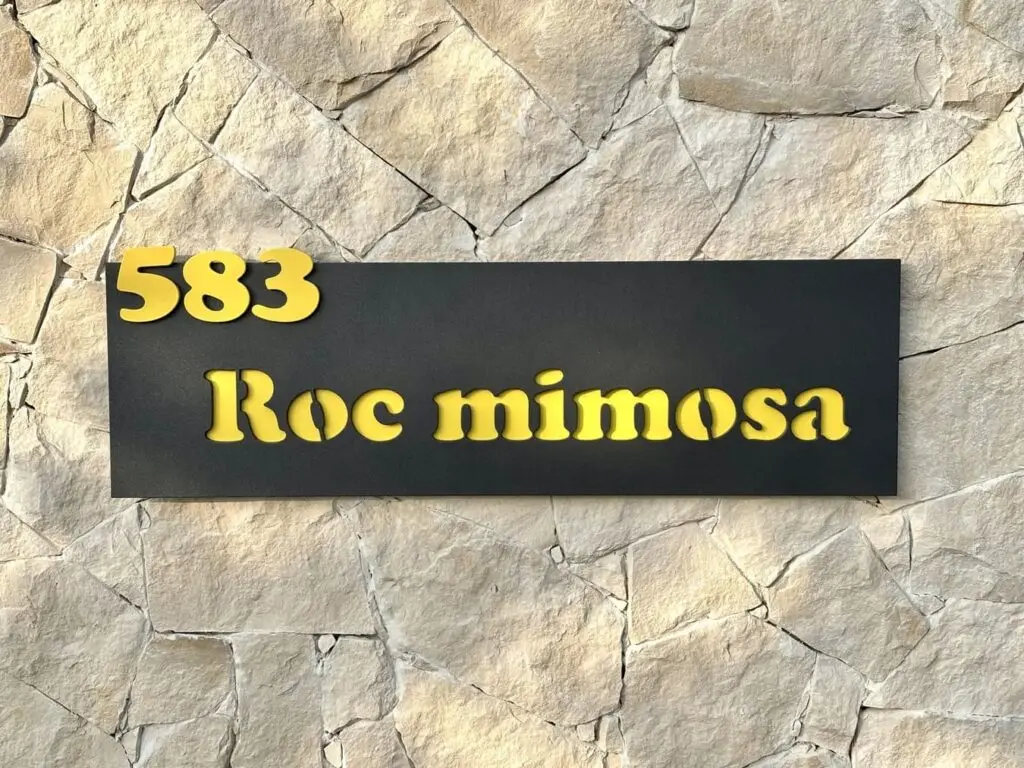 plaque originale avec peinture metalisée noir et jaune