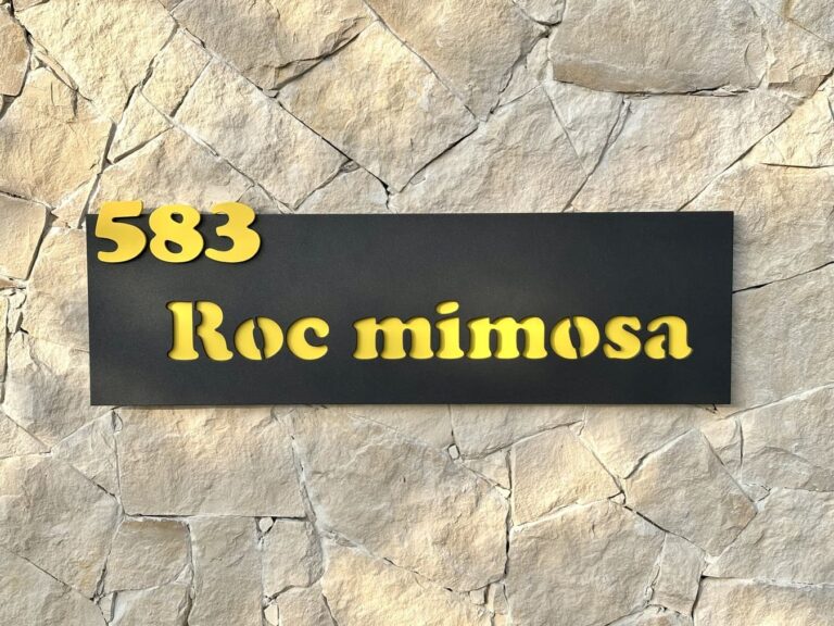 plaque originale avec peinture metalisée noir et jaune