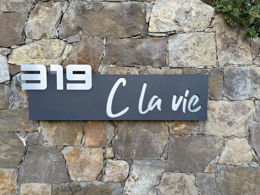 plaque murale en acier gris découpé au laser pour une devanture d'immeuble