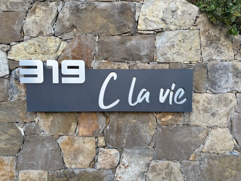 plaque murale en acier gris découpé au laser pour une devanture d'immeuble