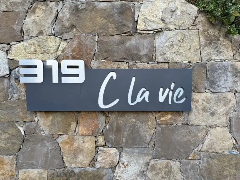 plaque murale en acier gris découpé au laser pour une devanture d'immeuble