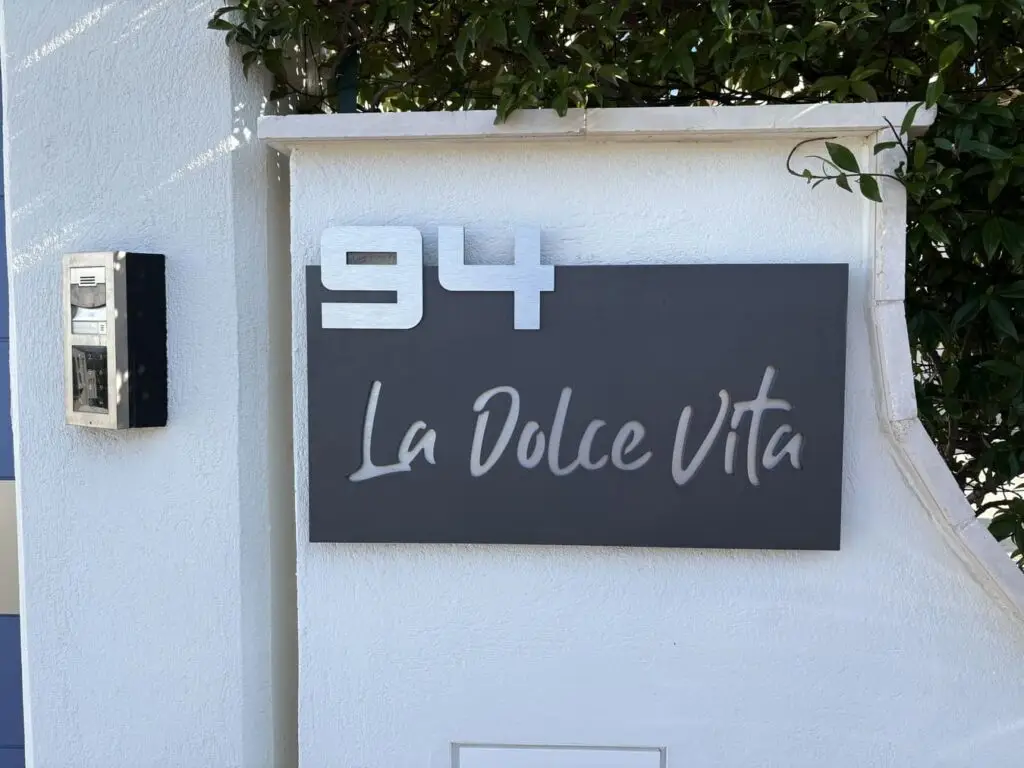 enseigne metallique plaque alu et anthracite